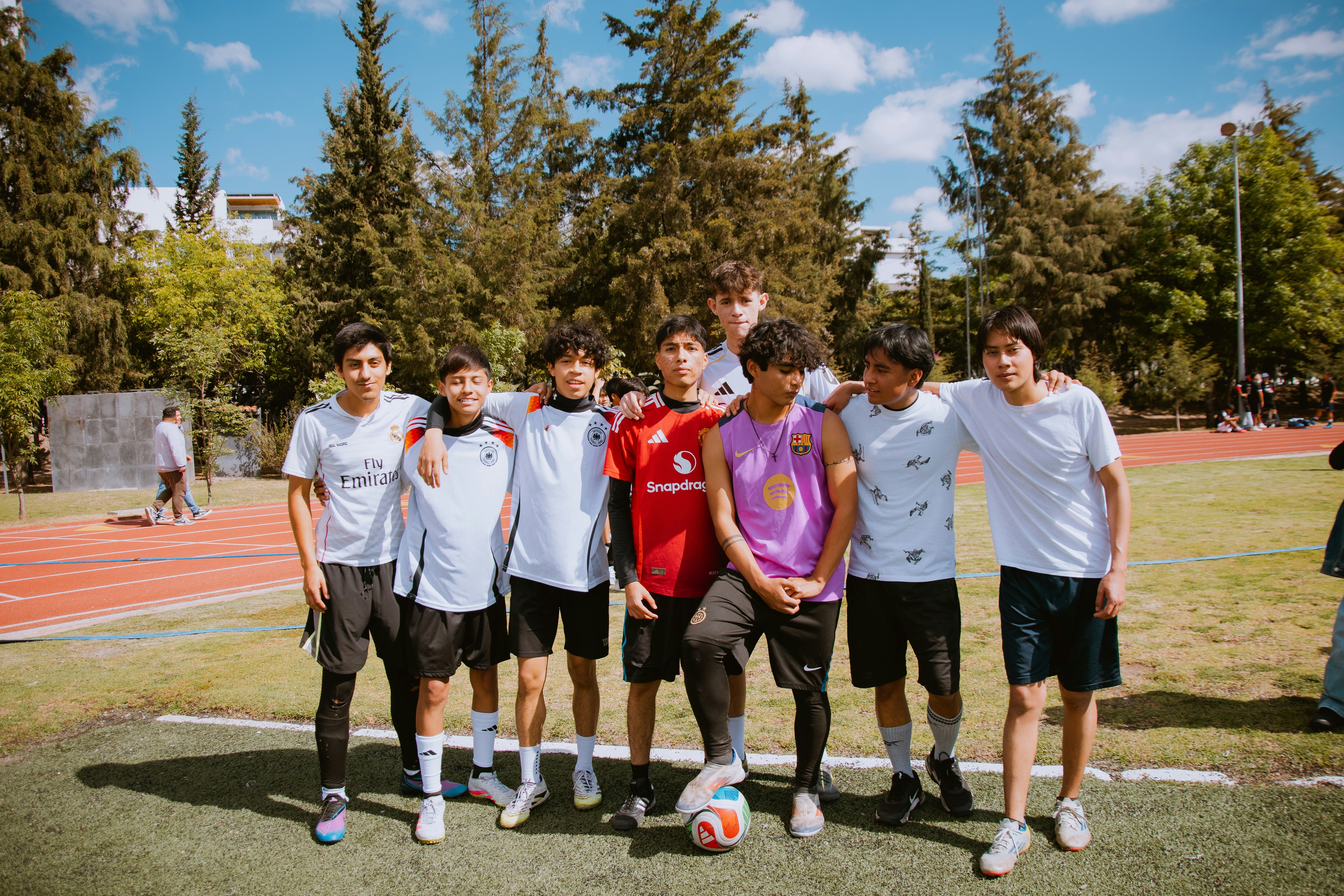 【田径经典】重温日本女子400米栏决赛：45号选手接近终点时摔倒，赛事悬念陡生